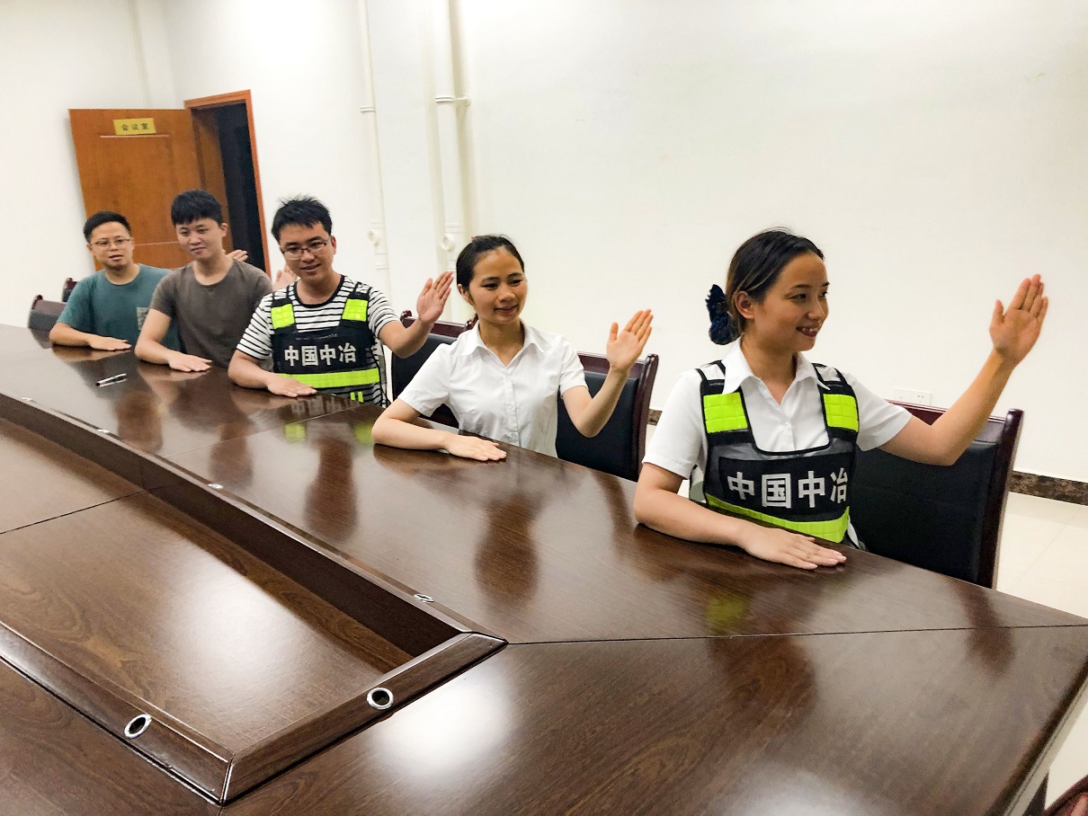 11.7月30日，三荔高速項目水各收費站組織新進職工業(yè)務知識考核，內容涵蓋了收費標準、收費范圍，文明優(yōu)質服務禮儀、文明用語以及實際操作等，幫助他們盡快掌握及熟悉收費崗位各項專業(yè)技能。（三荔項目公司 吳定勇 陳宏宇）