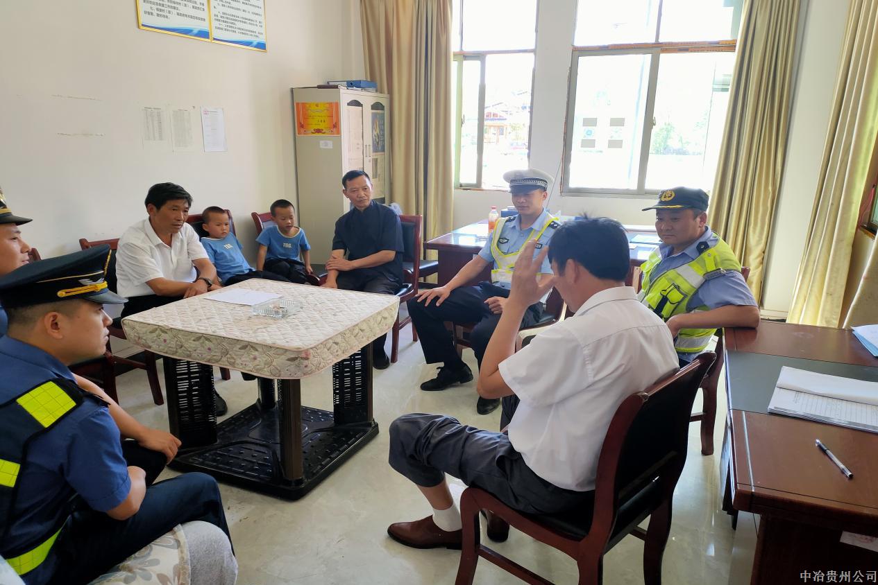 一路三方到農(nóng)戶會(huì)家中開展警示教育